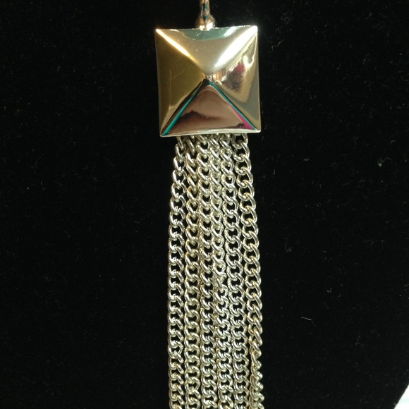 Jennifer Lopez's Silver Tone Necklace with Pendant - Picture 4 of 8